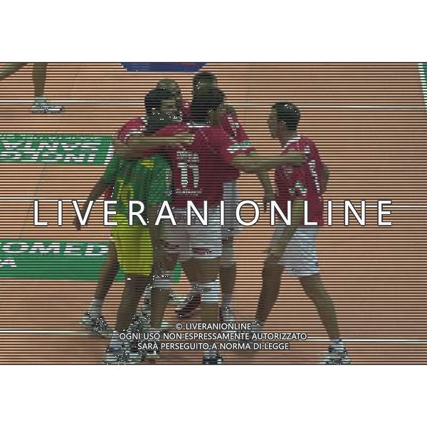 PIACENZA 27/09/04 CAMPIONATO DI PALLAVOLO SERIE A1 COPRA PIACENZA- ACQUA PARADISO MONTICHIARI NELLA FOTO ESULTANZA COPRA PH GIGI ARCAINI/AG.ALDO LIVERANI