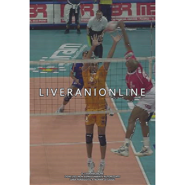 PIACENZA 27/09/04 CAMPIONATO DI PALLAVOLO SERIE A1 COPRA PIACENZA- ACQUA PARADISO MONTICHIARI NELLA FOTO MURO GAVOTTO MAURO PH GIGI ARCAINI/AG.ALDO LIVERANI