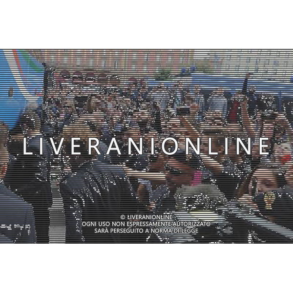 L\'ARRIVO DEI CALCIATORE DELLA NAZIONALE ITALIANA DI CALCIO ALLA STAZIONE DI BOLOGNA 30 MAGGIO 2013 NELLA FOTO I TIFOSI ©SCHICCHI/AGENZIA ALDO LIVERANI SAS
