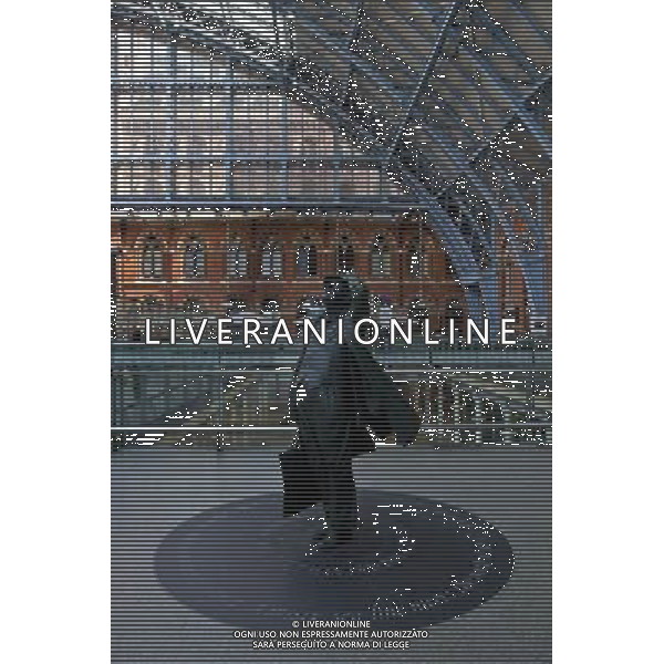 John Betjeman Statue, St Pancras International Train Station, London, England AG ALDO LIVERANI S A S ONLY ITALY