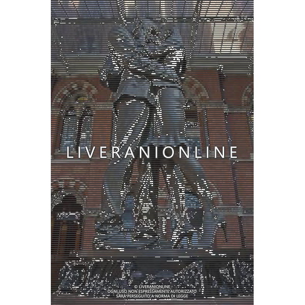 The Meeting Place Sculpture, St Pancras International Train Station, London, England AG ALDO LIVERANI S A S ONLY ITALY