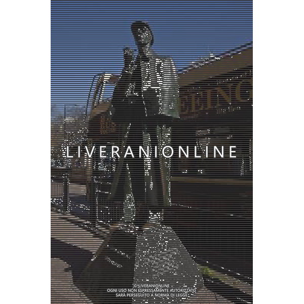 The Sherlock Holmes Statue, Outside Baker Street Undergroud Station, London, England AG ALDO LIVERANI S A S ONLY ITALY