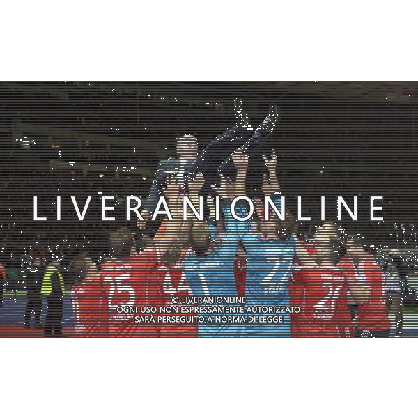 firo Fu§ball, Fussball, DFB Pokal Finale in Berlin, Endspiel DFB Pokal, DFB Pokalfinale 2013, 01.06.2013, FC Bayern MŸnchen, Muenchen - VFB Stuttgart 3:2 Jubel, Freude, Jupp Heynckes, Trainer Bayern, wird von den Spielern in die Luft geworfen, Spass $worldrightsEs gelten unsere AGB, einsehbar auf www.firosportphoto.de copyright by firo sportphoto: Coesfelder Stra§e 207Ê 48249 D † L M E N (Duelmen) www.firosportphoto.de mail@firosportphoto.de (V o l k s b a n k B o c h u m - W i t t e n ) BLZ.: 430 601 29 Kt. Nr.: 341 117 100 Tel:Ê 02594-9916004 Fax:Ê 02594-9916005 AG ALDO LIVERANI S A S ONLY ITALY