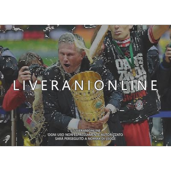 firo Fu§ball, Fussball, DFB Pokal Finale in Berlin, Endspiel DFB Pokal, DFB Pokalfinale 2013, 01.06.2013, FC Bayern MŸnchen, Muenchen - VFB Stuttgart 3:2 Jubel, Freude, Jupp Heynckes, Trainer Bayern, mit dem DFB Pokal, Bierdusche, Bier, Dusche, von Arjen Robben, Bayern $worldrightsEs gelten unsere AGB, einsehbar auf www.firosportphoto.de copyright by firo sportphoto: Coesfelder Stra§e 207Ê 48249 D † L M E N (Duelmen) www.firosportphoto.de mail@firosportphoto.de (V o l k s b a n k B o c h u m - W i t t e n ) BLZ.: 430 601 29 Kt. Nr.: 341 117 100 Tel:Ê 02594-9916004 Fax:Ê 02594-9916005 AG ALDO LIVERANI S A S ONLY ITALY