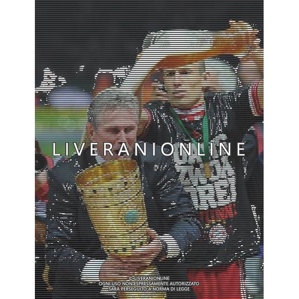 firo Fu§ball, Fussball, DFB Pokal Finale in Berlin, Endspiel DFB Pokal, DFB Pokalfinale 2013, 01.06.2013, FC Bayern MŸnchen, Muenchen - VFB Stuttgart 3:2 Jubel, Freude, Jupp Heynckes, Trainer Bayern, mit dem DFB Pokal, Bierdusche, Bier, Dusche, von Arjen Robben, Bayern $worldrightsEs gelten unsere AGB, einsehbar auf www.firosportphoto.de copyright by firo sportphoto: Coesfelder Stra§e 207Ê 48249 D † L M E N (Duelmen) www.firosportphoto.de mail@firosportphoto.de (V o l k s b a n k B o c h u m - W i t t e n ) BLZ.: 430 601 29 Kt. Nr.: 341 117 100 Tel:Ê 02594-9916004 Fax:Ê 02594-9916005 AG ALDO LIVERANI S A S ONLY ITALY