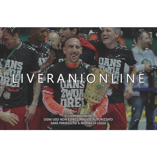 firo Fu§ball, Fussball, DFB Pokal Finale in Berlin, Endspiel DFB Pokal, DFB Pokalfinale 2013, 01.06.2013, FC Bayern MŸnchen, Muenchen - VFB Stuttgart 3:2 Jubel, Freude, Franck Ribery, Bayern mit DFB Pokal und mit Oans, Zwoa, Drei, Sieger T-Shirts, Lacht $worldrightsEs gelten unsere AGB, einsehbar auf www.firosportphoto.de copyright by firo sportphoto: Coesfelder Stra§e 207Ê 48249 D † L M E N (Duelmen) www.firosportphoto.de mail@firosportphoto.de (V o l k s b a n k B o c h u m - W i t t e n ) BLZ.: 430 601 29 Kt. Nr.: 341 117 100 Tel:Ê 02594-9916004 Fax:Ê 02594-9916005 AG ALDO LIVERANI S A S ONLY ITALY