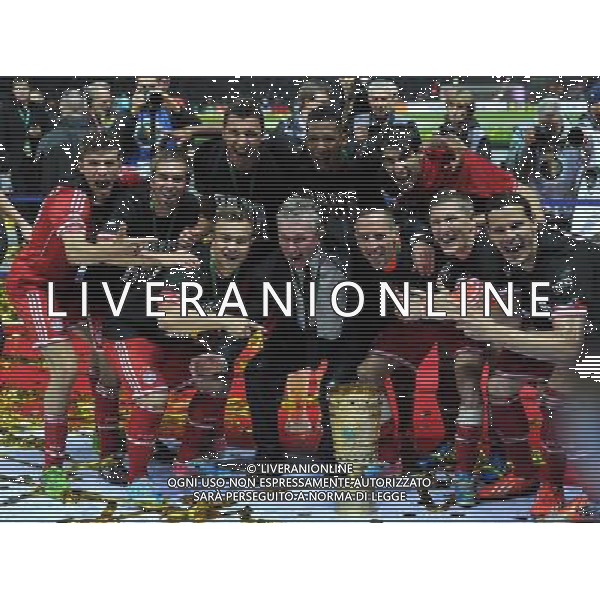 firo Fu§ball, Fussball, DFB Pokal Finale in Berlin, Endspiel DFB Pokal, DFB Pokalfinale 2013, 01.06.2013, FC Bayern MŸnchen, Muenchen - VFB Stuttgart 3:2 Jubel, Freude, Jupp Heynckes, Trainer Bayern, Xherdan Shaqiri, Bayern, Philipp Lahm, Bayern, Thomas MŸller, Mueller, Bayern, Mario Mandzukic, Bayern, Jerome Boateng, Bayern, Javier Martinez, Bayern, Franck Ribery, Bayern, Bastian Schweinsteiger, Bayern und Daniel van Buyten, Bayern mit DFB Pokal und mit Oans, Zwoa, Drei, Sieger T-Shirts, Gestik, feiern, Gestik $worldrightsEs gelten unsere AGB, einsehbar auf www.firosportphoto.de copyright by firo sportphoto: Coesfelder Stra§e 207Ê 48249 D † L M E N (Duelmen) www.firosportphoto.de mail@firosportphoto.de (V o l k s b a n k B o c h u m - W i t t e n ) BLZ.: 430 601 29 Kt. Nr.: 341 117 100 Tel:Ê 02594-9916004 Fax:Ê 02594-9916005 AG ALDO LIVERANI S A S ONLY ITALY