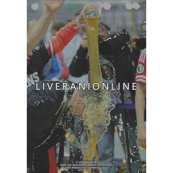 firo Fu§ball, Fussball, DFB Pokal Finale in Berlin, Endspiel DFB Pokal, DFB Pokalfinale 2013, 01.06.2013, FC Bayern MŸnchen, Muenchen - VFB Stuttgart 3:2 Jubel, Freude, Jupp Heynckes, Trainer Bayern, Bierdusche, Bier, Dusche, von Franck Ribery, Bayern $worldrightsEs gelten unsere AGB, einsehbar auf www.firosportphoto.de copyright by firo sportphoto: Coesfelder Stra§e 207Ê 48249 D † L M E N (Duelmen) www.firosportphoto.de mail@firosportphoto.de (V o l k s b a n k B o c h u m - W i t t e n ) BLZ.: 430 601 29 Kt. Nr.: 341 117 100 Tel:Ê 02594-9916004 Fax:Ê 02594-9916005 AG ALDO LIVERANI S A S ONLY ITALY