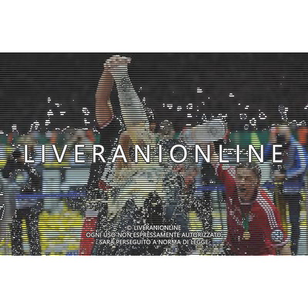 firo Fu§ball, Fussball, DFB Pokal Finale in Berlin, Endspiel DFB Pokal, DFB Pokalfinale 2013, 01.06.2013, FC Bayern MŸnchen, Muenchen - VFB Stuttgart 3:2 Jubel, Freude, Jupp Heynckes, Trainer Bayern, mit dem DFB Pokal, Bierdusche, Bier, Dusche, von Daniel van Buyten, Bayern und Anatoliy Tymoshchuk, Bayern $worldrightsEs gelten unsere AGB, einsehbar auf www.firosportphoto.de copyright by firo sportphoto: Coesfelder Stra§e 207Ê 48249 D † L M E N (Duelmen) www.firosportphoto.de mail@firosportphoto.de (V o l k s b a n k B o c h u m - W i t t e n ) BLZ.: 430 601 29 Kt. Nr.: 341 117 100 Tel:Ê 02594-9916004 Fax:Ê 02594-9916005 AG ALDO LIVERANI S A S ONLY ITALY