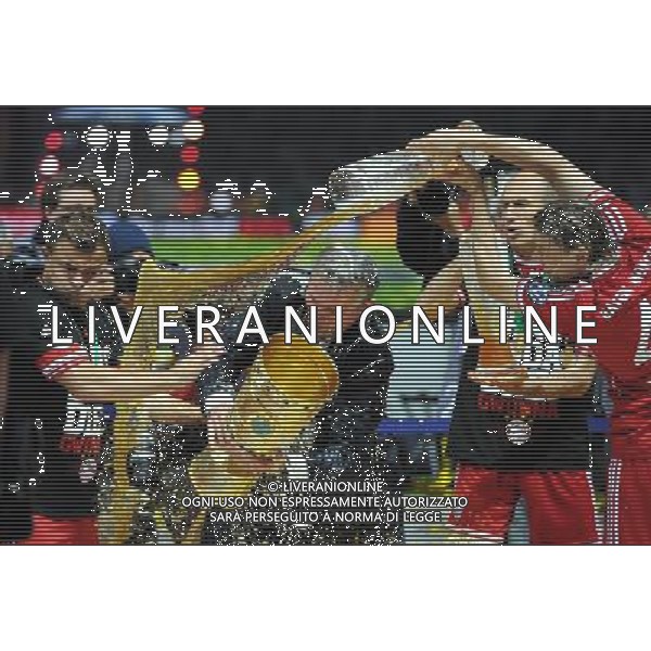 firo Fu§ball, Fussball, DFB Pokal Finale in Berlin, Endspiel DFB Pokal, DFB Pokalfinale 2013, 01.06.2013, FC Bayern MŸnchen, Muenchen - VFB Stuttgart 3:2 Jubel, Freude, Jupp Heynckes, Trainer Bayern, mit dem DFB Pokal, Bierdusche, Bier, Dusche, von Arjen Robben, Bayern und Anatoliy Tymoshchuk, Bayern, links Xherdan Shaqiri, Bayern $worldrightsEs gelten unsere AGB, einsehbar auf www.firosportphoto.de copyright by firo sportphoto: Coesfelder Stra§e 207Ê 48249 D † L M E N (Duelmen) www.firosportphoto.de mail@firosportphoto.de (V o l k s b a n k B o c h u m - W i t t e n ) BLZ.: 430 601 29 Kt. Nr.: 341 117 100 Tel:Ê 02594-9916004 Fax:Ê 02594-9916005 AG ALDO LIVERANI S A S ONLY ITALY