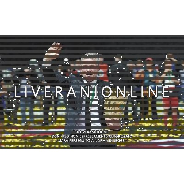 firo Fu§ball, Fussball, DFB Pokal Finale in Berlin, Endspiel DFB Pokal, DFB Pokalfinale 2013, 01.06.2013, FC Bayern MŸnchen, Muenchen - VFB Stuttgart 3:2 Jubel, Freude, Jupp Heynckes, Trainer Bayern, feiert vor den Fans mit dem DFB Pokal, Gestik, winkt $worldrightsEs gelten unsere AGB, einsehbar auf www.firosportphoto.de copyright by firo sportphoto: Coesfelder Stra§e 207Ê 48249 D † L M E N (Duelmen) www.firosportphoto.de mail@firosportphoto.de (V o l k s b a n k B o c h u m - W i t t e n ) BLZ.: 430 601 29 Kt. Nr.: 341 117 100 Tel:Ê 02594-9916004 Fax:Ê 02594-9916005 AG ALDO LIVERANI S A S ONLY ITALY