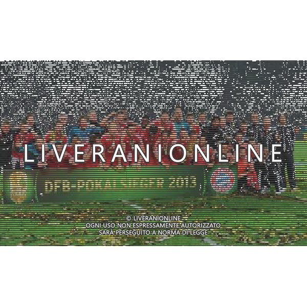 firo Fu§ball, Fussball, DFB Pokal Finale in Berlin, Endspiel DFB Pokal, DFB Pokalfinale 2013, 01.06.2013, FC Bayern MŸnchen, Muenchen - VFB Stuttgart 3:2 Jubel, Freude, Siegerehrung, DFB Pokalsieger 2013 FC Bayern MŸnchen, Muenchen, Bastian Schweinsteiger, Bayern mit dem DFB Pokal, Teamfoto, Mannschaftsfoto mit DFB Pokal $worldrightsEs gelten unsere AGB, einsehbar auf www.firosportphoto.de copyright by firo sportphoto: Coesfelder Stra§e 207Ê 48249 D † L M E N (Duelmen) www.firosportphoto.de mail@firosportphoto.de (V o l k s b a n k B o c h u m - W i t t e n ) BLZ.: 430 601 29 Kt. Nr.: 341 117 100 Tel:Ê 02594-9916004 Fax:Ê 02594-9916005 AG ALDO LIVERANI S A S ONLY ITALY