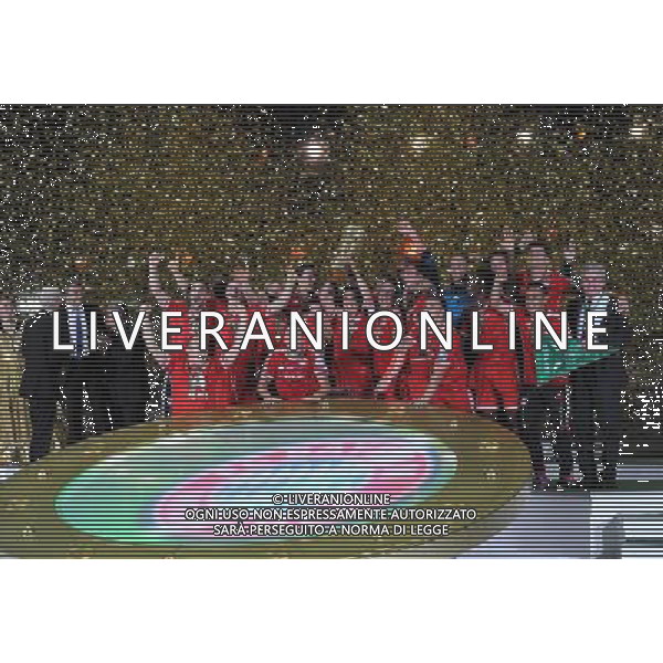 firo Fu§ball, Fussball, DFB Pokal Finale in Berlin, Endspiel DFB Pokal, DFB Pokalfinale 2013, 01.06.2013, FC Bayern MŸnchen, Muenchen - VFB Stuttgart 3:2 Jubel, Freude, Siegerehrung, DFB Pokalsieger 2013 FC Bayern MŸnchen, Muenchen, Philipp Lahm, Bayern mit dem DFB Pokal, Konfetti $worldrightsEs gelten unsere AGB, einsehbar auf www.firosportphoto.de copyright by firo sportphoto: Coesfelder Stra§e 207Ê 48249 D † L M E N (Duelmen) www.firosportphoto.de mail@firosportphoto.de (V o l k s b a n k B o c h u m - W i t t e n ) BLZ.: 430 601 29 Kt. Nr.: 341 117 100 Tel:Ê 02594-9916004 Fax:Ê 02594-9916005 AG ALDO LIVERANI S A S ONLY ITALY