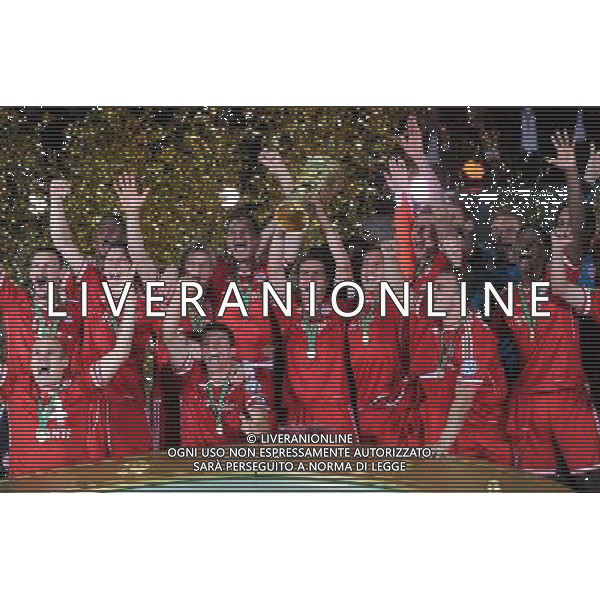 firo Fu§ball, Fussball, DFB Pokal Finale in Berlin, Endspiel DFB Pokal, DFB Pokalfinale 2013, 01.06.2013, FC Bayern MŸnchen, Muenchen - VFB Stuttgart 3:2 Jubel, Freude, Siegerehrung, DFB Pokalsieger 2013 FC Bayern MŸnchen, Muenchen, Philipp Lahm, Bayern mit dem DFB Pokal $worldrightsEs gelten unsere AGB, einsehbar auf www.firosportphoto.de copyright by firo sportphoto: Coesfelder Stra§e 207Ê 48249 D † L M E N (Duelmen) www.firosportphoto.de mail@firosportphoto.de (V o l k s b a n k B o c h u m - W i t t e n ) BLZ.: 430 601 29 Kt. Nr.: 341 117 100 Tel:Ê 02594-9916004 Fax:Ê 02594-9916005 AG ALDO LIVERANI S A S ONLY ITALY