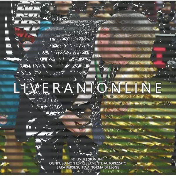 firo FuÃŸball, Fussball, 01.06.2013 DFB Pokal Finale Pokalfinale Endspiel 2012/2013 FCB FC Bayern MÃ¼nchen Muenchen - VfB Stuttgart 3:2 DFB Pokalsieger FC Bayern MÃ¼nchen FCB Trainer Jupp Heynckes, bierdusche, dusche mit bier, Pokal in der hand $worldrights Es gelten unsere AGB, einsehbar auf www.firosportphoto.de copyright by firo sportphoto: Coesfelder Str.207 48249 DÃ¼lmen www.firosportphoto.de mail@firosportphoto.de (V o l k s b a n k B o c h u m - W i t t e n ) BLZ.: 430 601 29 Kt. Nr.: 341 117 100 Tel:Â  02594 - 9916004 Fax:Â 02594 - 9916005 AG ALDO LIVERANI S A S ONLY ITALY