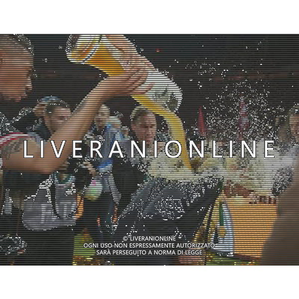 firo FuÃŸball, Fussball, 01.06.2013 DFB Pokal Finale Pokalfinale Endspiel 2012/2013 FCB FC Bayern MÃ¼nchen Muenchen - VfB Stuttgart 3:2 DFB Pokalsieger FC Bayern MÃ¼nchen FCB Trainer Jupp Heynckes, bierdusche, dusche mit bier, Pokal in der hand, FCB JÃ©rÃ´me Jerome Boateng $worldrights Es gelten unsere AGB, einsehbar auf www.firosportphoto.de copyright by firo sportphoto: Coesfelder Str.207 48249 DÃ¼lmen www.firosportphoto.de mail@firosportphoto.de (V o l k s b a n k B o c h u m - W i t t e n ) BLZ.: 430 601 29 Kt. Nr.: 341 117 100 Tel:Â  02594 - 9916004 Fax:Â 02594 - 9916005 AG ALDO LIVERANI S A S ONLY ITALY