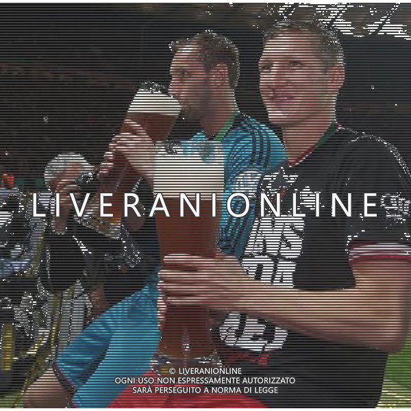 firo FuÃŸball, Fussball, 01.06.2013 DFB Pokal Finale Pokalfinale Endspiel 2012/2013 FCB FC Bayern MÃ¼nchen Muenchen - VfB Stuttgart 3:2 DFB Pokalsieger FC Bayern MÃ¼nchen FCB Bastian Schweinsteiger, mit Bierglas, weissbier, FCB Torwart TorhÃ¼ter Tom Starke $worldrights Es gelten unsere AGB, einsehbar auf www.firosportphoto.de copyright by firo sportphoto: Coesfelder Str.207 48249 DÃ¼lmen www.firosportphoto.de mail@firosportphoto.de (V o l k s b a n k B o c h u m - W i t t e n ) BLZ.: 430 601 29 Kt. Nr.: 341 117 100 Tel:Â  02594 - 9916004 Fax:Â 02594 - 9916005 AG ALDO LIVERANI S A S ONLY ITALY