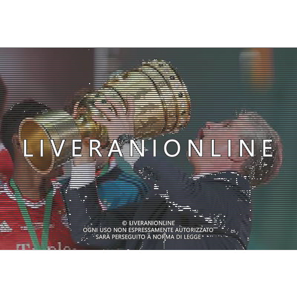 firo FuÃŸball, Fussball, 01.06.2013 DFB Pokal Finale Pokalfinale Endspiel 2012/2013 FCB FC Bayern MÃ¼nchen Muenchen - VfB Stuttgart 3:2 DFB Pokalsieger FC Bayern MÃ¼nchen FCB Trainer Jupp Heynckes, Siegerehrung, stemmt den Pokal in die HÃ¶he, Jubel Freude SpaÃŸ lacht Lachen Emotion $worldrights Es gelten unsere AGB, einsehbar auf www.firosportphoto.de copyright by firo sportphoto: Coesfelder Str.207 48249 DÃ¼lmen www.firosportphoto.de mail@firosportphoto.de (V o l k s b a n k B o c h u m - W i t t e n ) BLZ.: 430 601 29 Kt. Nr.: 341 117 100 Tel:Â  02594 - 9916004 Fax:Â 02594 - 9916005 AG ALDO LIVERANI S A S ONLY ITALY