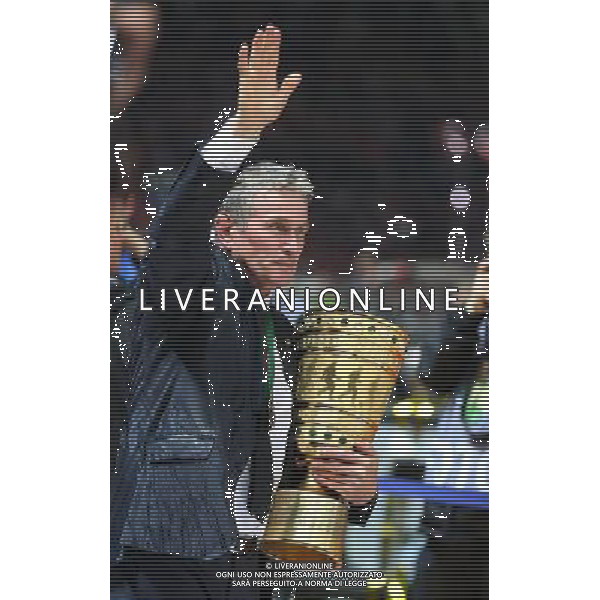 firo FuÃŸball, Fussball, 01.06.2013 DFB Pokal Finale Pokalfinale Endspiel 2012/2013 FCB FC Bayern MÃ¼nchen Muenchen - VfB Stuttgart 3:2 DFB Pokalsieger FC Bayern MÃ¼nchen FCB Trainer Jupp Heynckes, Gestik, Geste, Abschied, Verabschiedung, mit Pokal, Gestik, Geste, winkt $worldrights Es gelten unsere AGB, einsehbar auf www.firosportphoto.de copyright by firo sportphoto: Coesfelder Str.207 48249 DÃ¼lmen www.firosportphoto.de mail@firosportphoto.de (V o l k s b a n k B o c h u m - W i t t e n ) BLZ.: 430 601 29 Kt. Nr.: 341 117 100 Tel:Â  02594 - 9916004 Fax:Â 02594 - 9916005 AG ALDO LIVERANI S A S ONLY ITALY