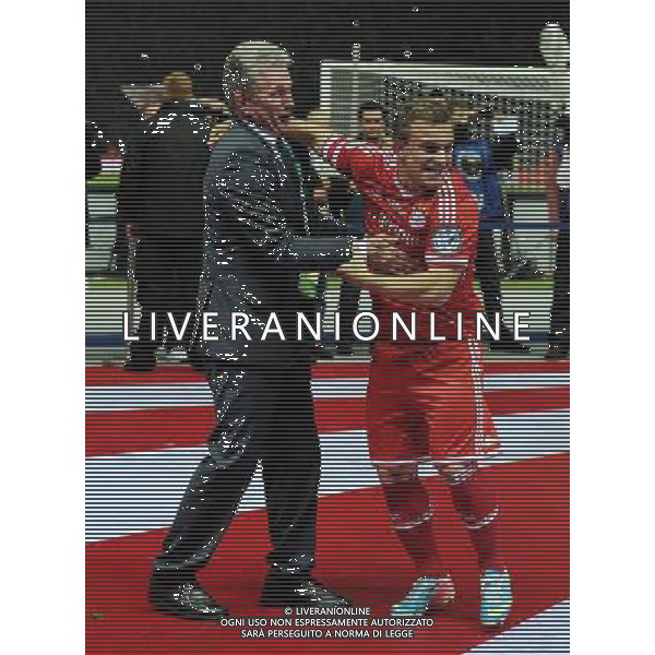 firo Fu§ball, Fussball, 01.06.2013 DFB Pokal Finale Pokalfinale Endspiel 2012/2013 FCB FC Bayern MŸnchen Muenchen - VfB Stuttgart 3:2 DFB Pokalsieger FC Bayern MŸnchen FCB Trainer Jupp Heynckes, Jubel Freude Spa§ lacht Lachen Emotion, FCB Xherdan Shaqiri, Tanz, Spa§ Witz Humor $worldrights Es gelten unsere AGB, einsehbar auf www.firosportphoto.de copyright by firo sportphoto: Coesfelder Str.207 48249 DŸlmen www.firosportphoto.de mail@firosportphoto.de (V o l k s b a n k B o c h u m - W i t t e n ) BLZ.: 430 601 29 Kt. Nr.: 341 117 100 Tel:Ê 02594 - 9916004 Fax:Ê02594 - 9916005 AG ALDO LIVERANI S A S ONLY ITALY