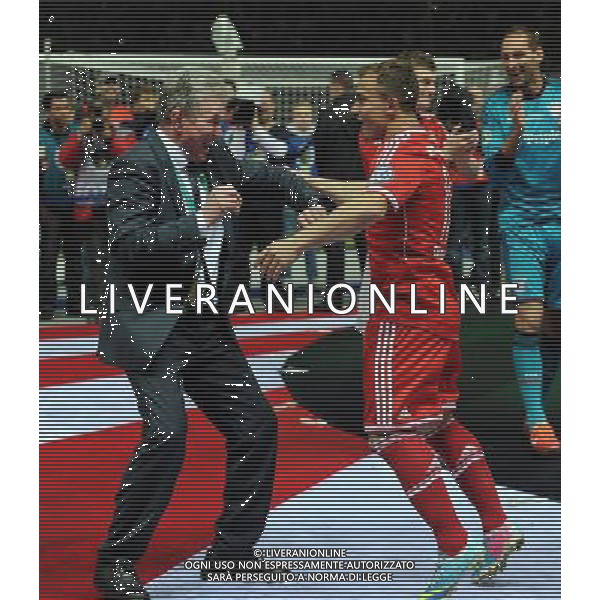 firo Fu§ball, Fussball, 01.06.2013 DFB Pokal Finale Pokalfinale Endspiel 2012/2013 FCB FC Bayern MŸnchen Muenchen - VfB Stuttgart 3:2 DFB Pokalsieger FC Bayern MŸnchen FCB Trainer Jupp Heynckes, Jubel Freude Spa§ lacht Lachen Emotion, FCB Xherdan Shaqiri, Tanz, Spa§ Witz Humor $worldrights Es gelten unsere AGB, einsehbar auf www.firosportphoto.de copyright by firo sportphoto: Coesfelder Str.207 48249 DŸlmen www.firosportphoto.de mail@firosportphoto.de (V o l k s b a n k B o c h u m - W i t t e n ) BLZ.: 430 601 29 Kt. Nr.: 341 117 100 Tel:Ê 02594 - 9916004 Fax:Ê02594 - 9916005 AG ALDO LIVERANI S A S ONLY ITALY