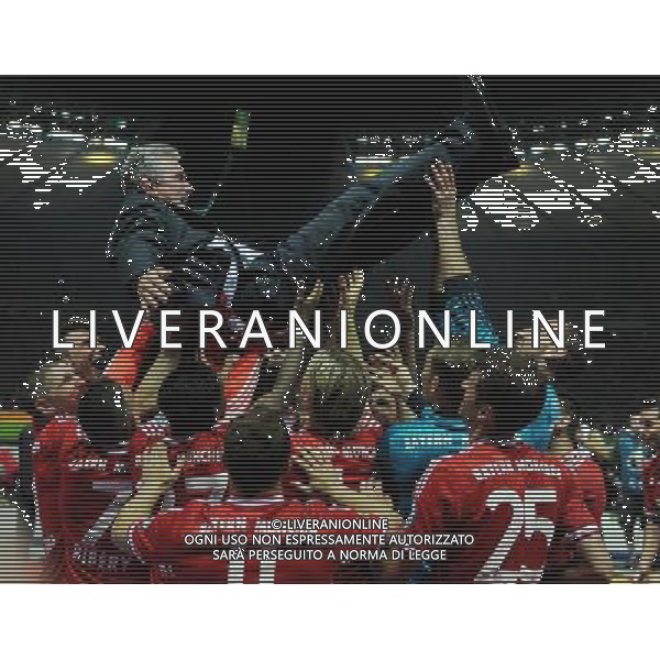 firo Fu§ball, Fussball, 01.06.2013 DFB Pokal Finale Pokalfinale Endspiel 2012/2013 FCB FC Bayern MŸnchen Muenchen - VfB Stuttgart 3:2 DFB Pokalsieger FC Bayern MŸnchen FCB Trainer Jupp Heynckes, Spieler werfen schmei§en Coach in die Luft, lassen ihn hochleben $worldrights Es gelten unsere AGB, einsehbar auf www.firosportphoto.de copyright by firo sportphoto: Coesfelder Str.207 48249 DŸlmen www.firosportphoto.de mail@firosportphoto.de (V o l k s b a n k B o c h u m - W i t t e n ) BLZ.: 430 601 29 Kt. Nr.: 341 117 100 Tel:Ê 02594 - 9916004 Fax:Ê02594 - 9916005 AG ALDO LIVERANI S A S ONLY ITALY