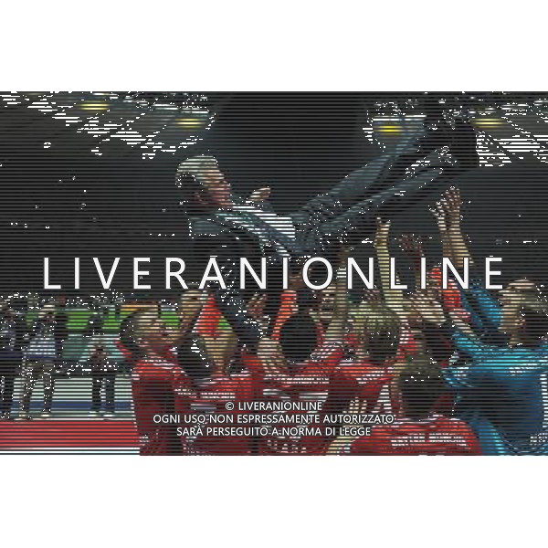 firo Fu§ball, Fussball, 01.06.2013 DFB Pokal Finale Pokalfinale Endspiel 2012/2013 FCB FC Bayern MŸnchen Muenchen - VfB Stuttgart 3:2 DFB Pokalsieger FC Bayern MŸnchen FCB Trainer Jupp Heynckes, Spieler werfen schmei§en Coach in die Luft, lassen ihn hochleben $worldrights Es gelten unsere AGB, einsehbar auf www.firosportphoto.de copyright by firo sportphoto: Coesfelder Str.207 48249 DŸlmen www.firosportphoto.de mail@firosportphoto.de (V o l k s b a n k B o c h u m - W i t t e n ) BLZ.: 430 601 29 Kt. Nr.: 341 117 100 Tel:Ê 02594 - 9916004 Fax:Ê02594 - 9916005 AG ALDO LIVERANI S A S ONLY ITALY