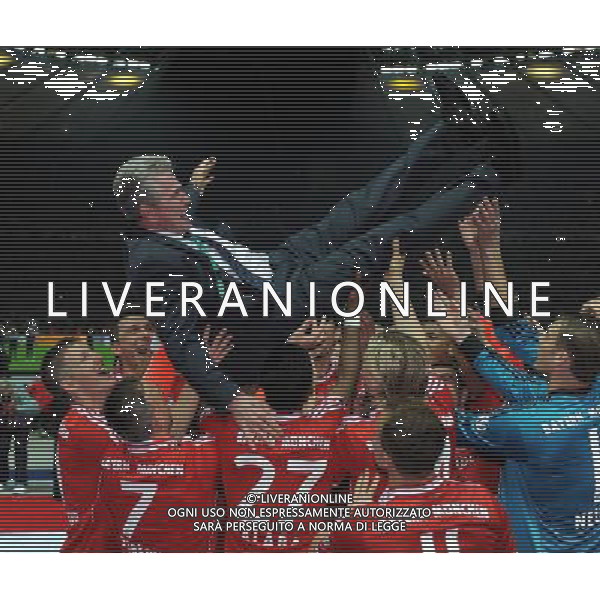 firo Fu§ball, Fussball, 01.06.2013 DFB Pokal Finale Pokalfinale Endspiel 2012/2013 FCB FC Bayern MŸnchen Muenchen - VfB Stuttgart 3:2 DFB Pokalsieger FC Bayern MŸnchen FCB Trainer Jupp Heynckes, Spieler werfen schmei§en Coach in die Luft, lassen ihn hochleben $worldrights Es gelten unsere AGB, einsehbar auf www.firosportphoto.de copyright by firo sportphoto: Coesfelder Str.207 48249 DŸlmen www.firosportphoto.de mail@firosportphoto.de (V o l k s b a n k B o c h u m - W i t t e n ) BLZ.: 430 601 29 Kt. Nr.: 341 117 100 Tel:Ê 02594 - 9916004 Fax:Ê02594 - 9916005 AG ALDO LIVERANI S A S ONLY ITALY
