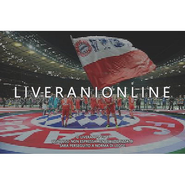 firo FuÃŸball, Fussball, 01.06.2013 DFB Pokal Finale Pokalfinale Endspiel 2012/2013 FCB FC Bayern MÃ¼nchen Muenchen - VfB Stuttgart 3:2 DFB Pokalsieger FC Bayern MÃ¼nchen FCB Thomas MÃ¼ller Mueller mit triple Fahne, FCB Bastian Schweinsteiger $worldrights Es gelten unsere AGB, einsehbar auf www.firosportphoto.de copyright by firo sportphoto: Coesfelder Str.207 48249 DÃ¼lmen www.firosportphoto.de mail@firosportphoto.de (V o l k s b a n k B o c h u m - W i t t e n ) BLZ.: 430 601 29 Kt. Nr.: 341 117 100 Tel:Â  02594 - 9916004 Fax:Â 02594 - 9916005 AG ALDO LIVERANI S A S ONLY ITALY