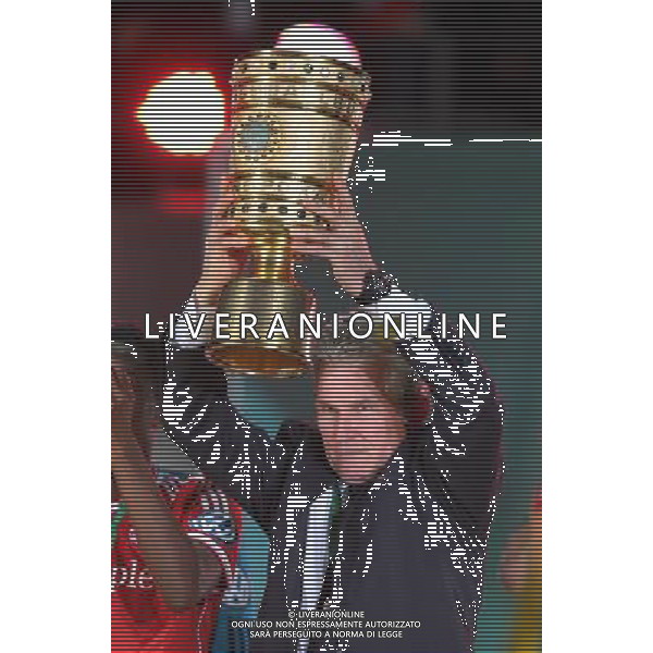 firo Fu§ball, Fussball, 01.06.2013 DFB Pokal Finale Pokalfinale Endspiel 2012/2013 FCB FC Bayern MŸnchen Muenchen - VfB Stuttgart FCB Trainer Jupp Heynckes, Jubel Freude Spa§ lacht Lachen Emotion Torjubel, pokal, Siegerehrung $worldrights Es gelten unsere AGB, einsehbar auf www.firosportphoto.de copyright by firo sportphoto: Coesfelder Str.207 48249 DŸlmen www.firosportphoto.de mail@firosportphoto.de (V o l k s b a n k B o c h u m - W i t t e n ) BLZ.: 430 601 29 Kt. Nr.: 341 117 100 Tel:Ê 02594 - 9916004 Fax:Ê02594 - 9916005 AG ALDO LIVERANI S A S ONLY ITALY