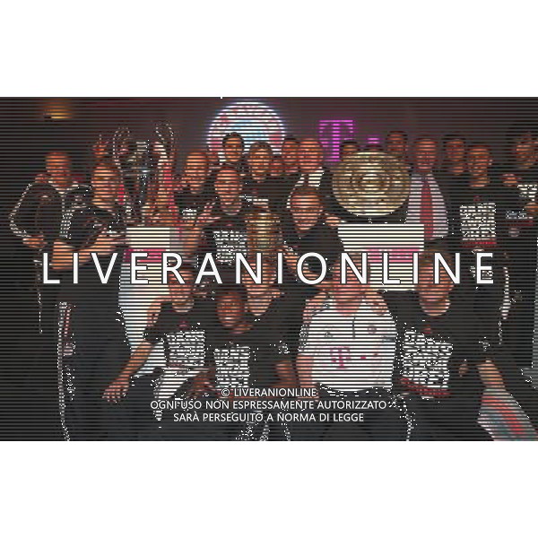 firo FuÃŸball,Fussball, 02.06.2013 DFB Pokalfeier FC Bayern MÃ¼nchen Pokalsieger Triple Sieger Mannschaft Teamfoto BERLIN, GERMANY - JUNE 01: Head coach Jupp Heynckes and members of the team pose for a picture during the FC Bayern Muenchen Champions party after winning the German DFB Cup final at Deutsche Telekom Represantive House Berlin on June 1, 2013 in Berlin, Germany $worldrightsEs gelten unsere AGB, einsehbar auf www.firosportphoto.de Poolfoto copyright by firo sportphoto: Coesfelder StraÃŸe 207 48249 DÃ¼lmen Duelmen www.firosportphoto.de mail@firosportphoto.de (V o l k s b a n k B o c h u m - W i t t e n ) BLZ.: 430 601 29 Kt. Nr.: 341 117 100 Tel:Â  0209 - 9304402 Fax:Â  0209 - 9304443 AG ALDO LIVERANI S A S ONLY ITALY