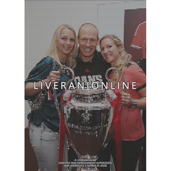 firo FuÃŸball,Fussball, 02.06.2013 DFB Pokalfeier FC Bayern MÃ¼nchen Pokalsieger Triple Sieger BERLIN, GERMANY - JUNE 01: (L-R) Bernardien Robben, Arjen Robben and sister Vivian Robben attend the FC Bayern Muenchen Champions party after winning the German DFB Cup final at Deutsche Telekom Represantive House Berlin on June 1, 2013 in Berlin, Germany. $worldrightsEs gelten unsere AGB, einsehbar auf www.firosportphoto.de Poolfoto copyright by firo sportphoto: Coesfelder StraÃŸe 207 48249 DÃ¼lmen Duelmen www.firosportphoto.de mail@firosportphoto.de (V o l k s b a n k B o c h u m - W i t t e n ) BLZ.: 430 601 29 Kt. Nr.: 341 117 100 Tel:Â  0209 - 9304402 Fax:Â  0209 - 9304443 AG ALDO LIVERANI S A S ONLY ITALY