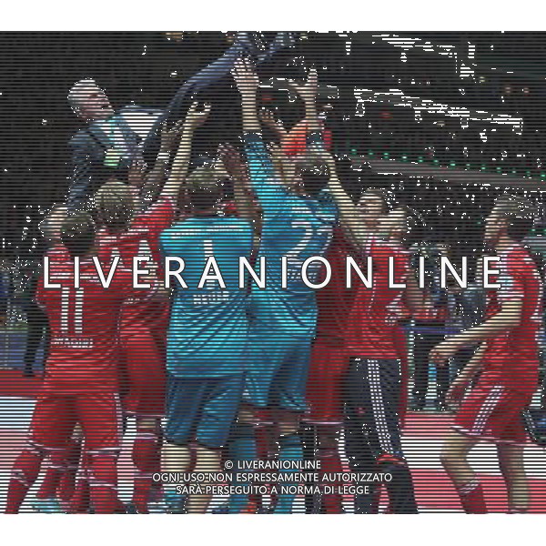 (130602) -- BERLIN, June 2, 2013 () -- Bayern Munich\'s players lift head coach Jupp Heynckes as they celebrate victory against VfB Stuttgart in the German soccer cup (DFB Pokal) final match in Berlin, Germany, June 1, 2013. Bayern Munich won 3-2 and became the first German club to wrap up a historic treble including the Bundesliga title, German Cup and UEFA Champions League. (/Luo Huanhuan) AG ALDO LIVERANI SAS ONLY ITALY