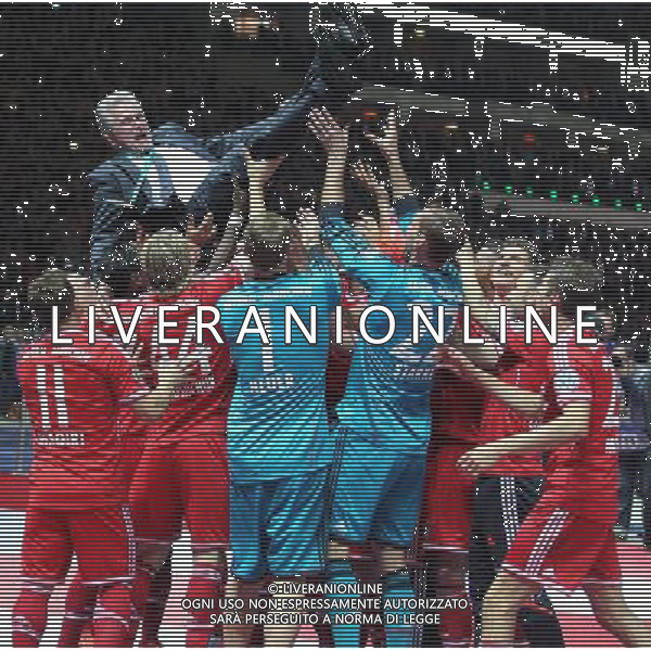 (130602) -- BERLIN, June 2, 2013 () -- Bayern Munich\'s players lift head coach Jupp Heynckes as they celebrate victory against VfB Stuttgart in the German soccer cup (DFB Pokal) final match in Berlin, Germany, June 1, 2013. Bayern Munich won 3-2 and became the first German club to wrap up a historic treble including the Bundesliga title, German Cup and UEFA Champions League. (/Luo Huanhuan) AG ALDO LIVERANI SAS ONLY ITALY