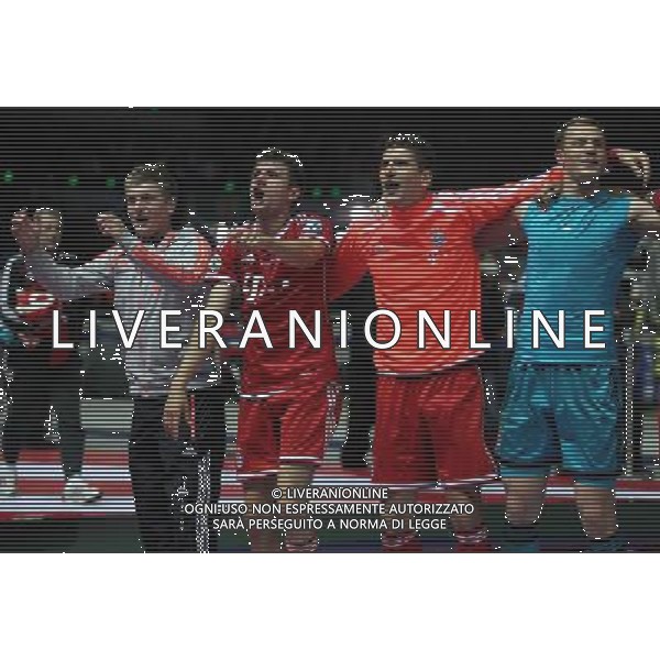 (130602) -- BERLIN, June 2, 2013 () -- Bayern Munich\'s Mario Gomez (2nd R) and Thomas Mueller (3rd R) celebrate victory against VfB Stuttgart in their German soccer cup (DFB Pokal) final match in Berlin, Germany, June 1, 2013. Bayern Munich won 3-2 and became the first German club to wrap up a historic treble including the Bundesliga title, German Cup and UEFA Champions League. (/Luo Huanhuan) AG ALDO LIVERANI SAS ONLY ITALY
