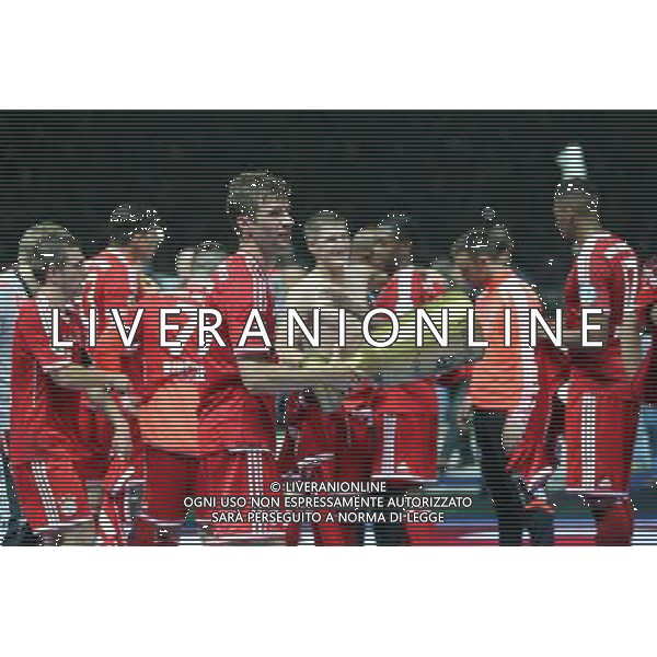 (130602) -- BERLIN, June 2, 2013 () -- Bayern Munich\'s Thomas Mueller (Front) holds the trophy as the team celebrates victory against VfB Stuttgart in the German soccer cup (DFB Pokal) final match in Berlin, Germany, June 1, 2013. Bayern Munich won 3-2 and became the first German club to wrap up a historic treble including the Bundesliga title, German Cup and UEFA Champions League. (/Luo Huanhuan) AG ALDO LIVERANI SAS ONLY ITALY