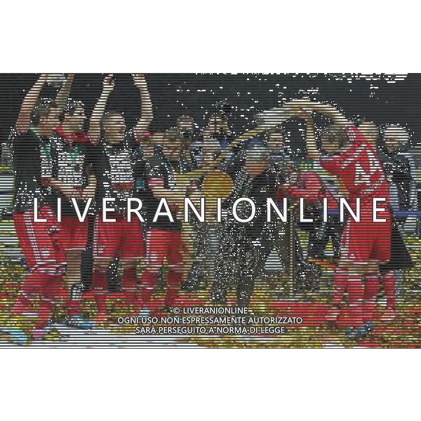 (130602) -- BERLIN, June 2, 2013 () -- Bayern Munich\'s coach Jupp Heynckes (C) is showered with beer as his team celebrates victory against VfB Stuttgart in the German soccer cup (DFB Pokal) final match in Berlin, Germany, June 1, 2013. Bayern Munich won 3-2 and became the first German club to wrap up a historic treble including the Bundesliga title, German Cup and UEFA Champions League. (/Luo Huanhuan) AG ALDO LIVERANI SAS ONLY ITALY
