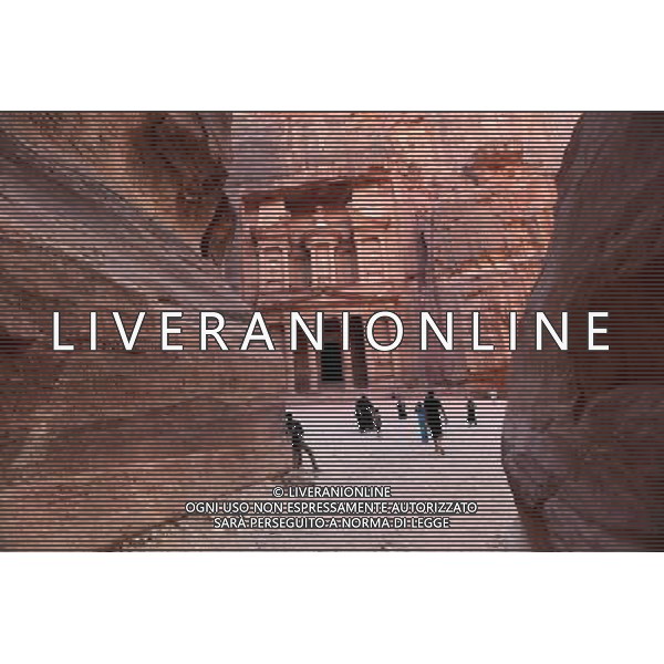 (130602) -- PETRA, June 2, 2013 () -- Tourists stroll in the ancient city of Petra, Jordan, on June 2, 2013. Petra is a historical and archaeological city in the southern Jordan, that is famous for its rock-cut architecture and water conduit system. (/Mohammad Abu Ghosh) (dtf) ©Photoshot/Ag. Aldo Liverani s.a.s.-Only Italy-Editorial Use Only