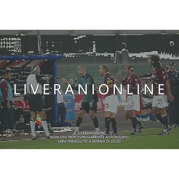 VERONA 29 / 09 / 2004 CHIEVO-TORINO COPPA ITALIA TIM CUP 2004 NELLA FOTO: I GIOCATORI DEL TORINO PROTESTANO CON IL GUARDALINEE FOTO PAOLA GARBUIO / ALDO LIVERANI s.a.s 