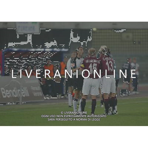 VERONA 29 / 09 / 2004 CHIEVO-TORINO COPPA ITALIA TIM CUP 2004 NELLA FOTO: I GIOCATORI DEL TORINO PROTESTANO CON IL GUARDALINEE FOTO PAOLA GARBUIO / ALDO LIVERANI s.a.s 