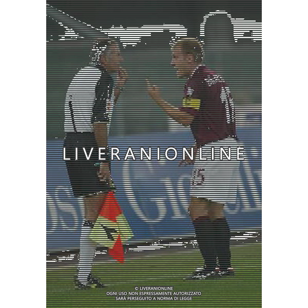 VERONA 29 / 09 / 2004 CHIEVO-TORINO COPPA ITALIA TIM CUP 2004 NELLA FOTO: DIEGO DE ASCENTIS PROTESTA CON IL GUARDALINEE SAGLIETTI FOTO PAOLA GARBUIO / ALDO LIVERANI s.a.s 