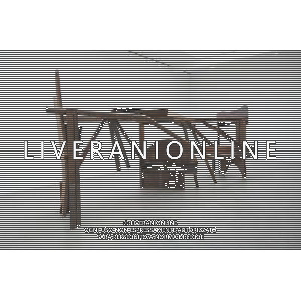 The exhibition _Anthony Caro: Park Avenue Series_ will exhibit for the first time a series of works that evolved out of the planning process for an enormous public sculpture that Caro envisioned for New York City. After this ambitious project was cancelled, Caro realised that the structural sections he had designed as part of the larger work could become captivating forms in their own right. Using these designs as a starting point, the artist has integrated industrial objects such steel pipes, beams, disks and agricultural tools into the present sculptures, that will dominate the vast space of Gagosian\'s Britannia Street Gallery. Shown; Wandering, 2012 ©photoshot/AGENZIA ALDO LIVERANI SAS - ITALY ONLY - L\'artista Anthony Caro alla mostra: Park Avenue Series esporra\' per la prima volta una serie di opere che si sono evoluti fuori del processo di pianificazione per un enorme scultura pubblica per New York City.