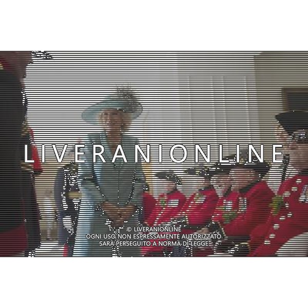 Camilla, the Duchess of Cornwall meets Chelsea Pensioners at the Royal Hospital before attending the annual Founders day parade. ©photoshot/AGENZIA ALDO LIVERANI SAS - ITALY ONLY - REALI INGLESI: Camilla, Duchessa di Cornovaglia incontra i pensionati di Chelsea al Royal Hospital prima della Founders annuale Day Parade