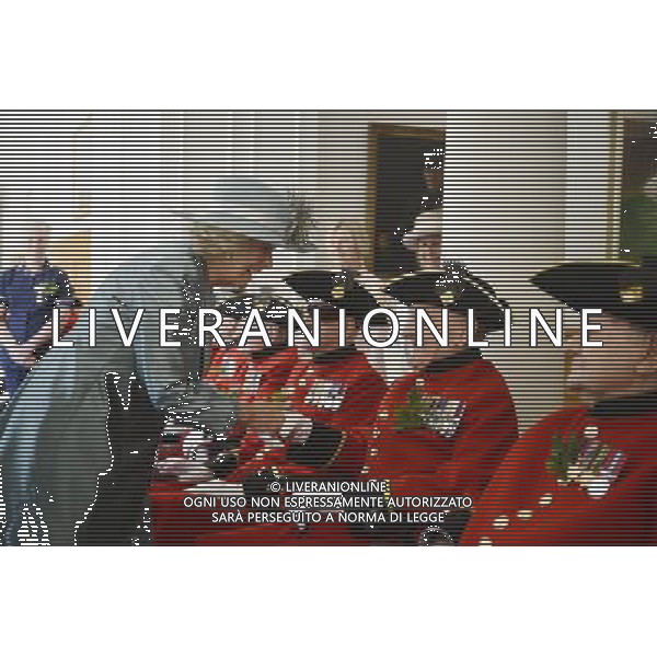 Camilla, the Duchess of Cornwall meets Chelsea Pensioners at the Royal Hospital before attending the annual Founders day parade. ©photoshot/AGENZIA ALDO LIVERANI SAS - ITALY ONLY - REALI INGLESI: Camilla, Duchessa di Cornovaglia incontra i pensionati di Chelsea al Royal Hospital prima della Founders annuale Day Parade