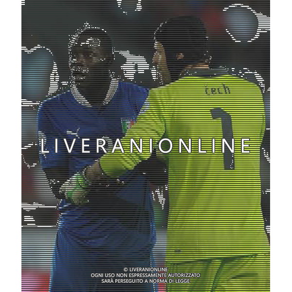 Qualificazioni ai Campionati Mondiali di Calcio Brasile FIFA 2014 Gruppo B Praga - 07.06.2013 Repubblica Ceca-Italia Nella Foto:cech prova a calmare balotelli /Ph.Vitez-Ag. Aldo Liverani