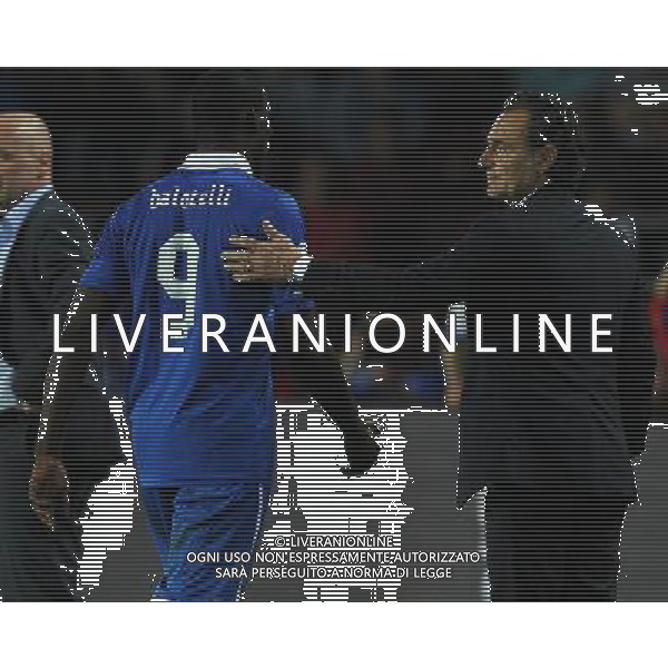 Qualificazioni ai Campionati Mondiali di Calcio Brasile FIFA 2014 Gruppo B Praga - 07.06.2013 Repubblica Ceca-Italia Nella Foto:balotelli espulso consolato da prandelli /Ph.Vitez-Ag. Aldo Liverani