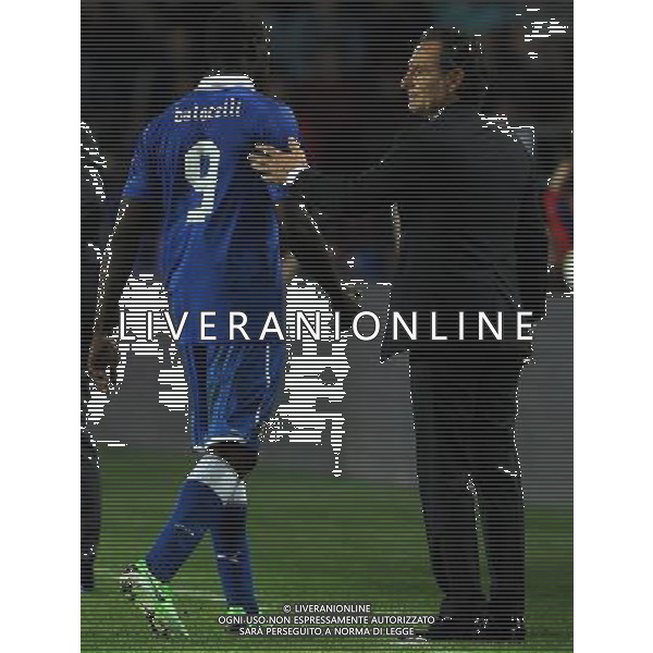 Qualificazioni ai Campionati Mondiali di Calcio Brasile FIFA 2014 Gruppo B Praga - 07.06.2013 Repubblica Ceca-Italia Nella Foto:balotelli espulso consolato da prandelli /Ph.Vitez-Ag. Aldo Liverani