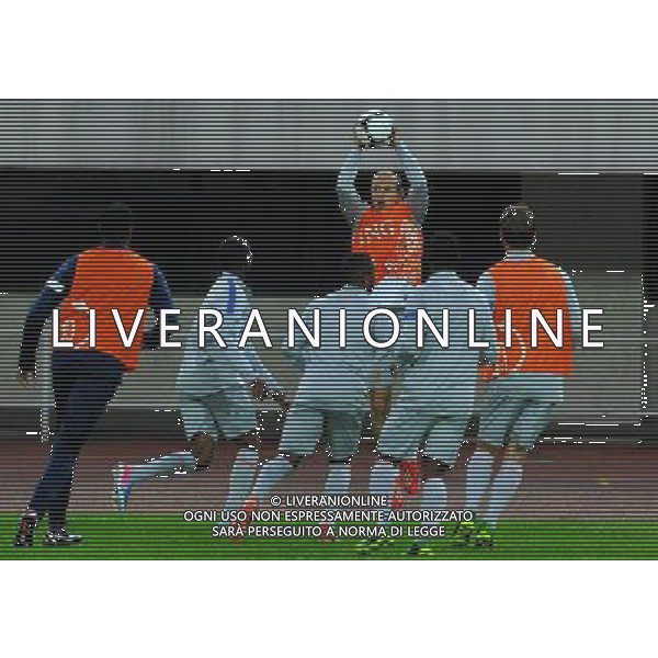 Bildnummer: 13769826 Datum: 09.06.2013 Copyright: / (130609) -- BEIJING, June 9, 2013 () -- Dutch national soccer player Arjen Robben (top) jumps to catch the ball in a training session at Beijing Worker Stadium in Beijing, capital of China, June 9, 2013. The visiting Dutch team will play China for a friendly match on Monday. (/Gong Lei) (SP)CHINA-BEIJING-FRIENDLY SOCCER MATCH-NETHERLANDS VS CHINA-TRAINING (CN) PUBLICATIONxNOTxINxCHN ; Fussball Nationalteam Training xsp x0x 2013 quer Highlight premiumd Image number 13769826 date 09 06 2013 Copyright Beijing June 9 2013 Dutch National Soccer Player Arjen seals Top Jumps to Catch The Ball in A Training Session AT Beijing Worker Stage in Beijing Capital of China June 9 2013 The Visiting Dutch team will Play China for A Friendly Match ON Monday Gong Lei SP China Beijing Friendly Soccer Match Netherlands vs China Training CN PUBLICATIONxNOTxINxCHN Football National team Training x0x 2013 horizontal Highlight premiumd AG ALDO LIVERANI SAS ONLY ITALY