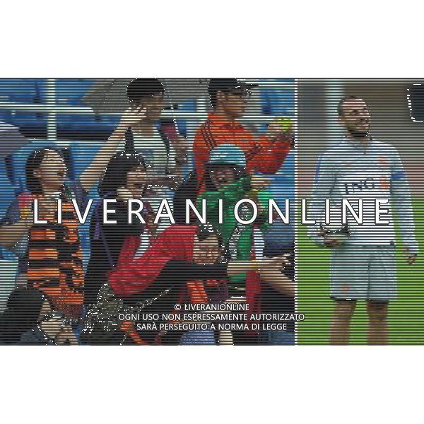 (130609) -- BEIJING, June 9, 2013 () -- This combined picture shows Chinese fans welcome Dutch national soccer player Wesley Sneijder who attends a training session at Beijing Worker Stadium in Beijing, capital of China, June 9, 2013. The visiting Dutch team will play China for a friendly match on Monday. (/Gong Lei) AG ALDO LIVERANI SAS ONLY ITALY