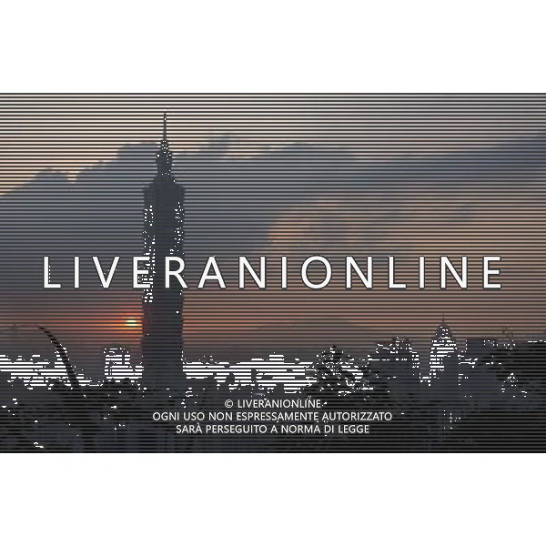 (130610) -- TAIPEI, June 10, 2013 () -- Photo taken on June 5, 2013 shows the 101 skyscraper in Taipei, southeast China\'s Taiwan. (/Tao Ming) (zwx) ©photoshot/AGENZIA ALDO LIVERANI SAS - ITALY ONLY - Veduta aerea panoramica della citta\' di Taipei, della Cina sud-orientale di Taiwan.